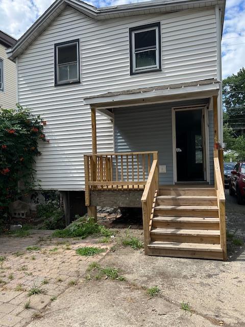 47 Gifford Ave, Poughkeepsie, NY 12601 - view of front facade with a porch
