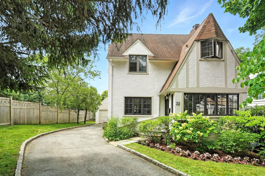 22 Cambridge Ct, Larchmont, NY 10538 - photo 1