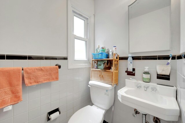 118 Robins Rd Unit 118, New Rochelle, NY 10801 - bathroom featuring tile walls and a wainscoted wall