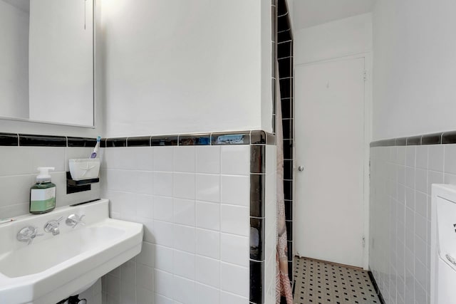 118 Robins Rd Unit 118, New Rochelle, NY 10801 - full bath with tile walls and wainscoting