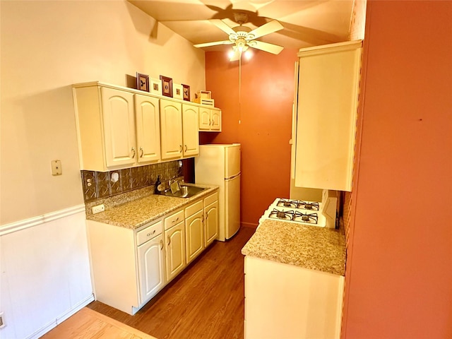 18 Ivy St Unit 1B, Farmingdale, NY 11735 - kitchen with freestanding refrigerator, backsplash, a ceiling fan, and wood finished floors