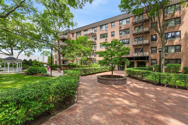 6 Birchwood Ct Unit 4C, Mineola, NY 11501 - surrounding community featuring a gazebo