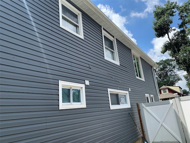 6 2nd Pl, Roosevelt, NY 11575 - view of side of home