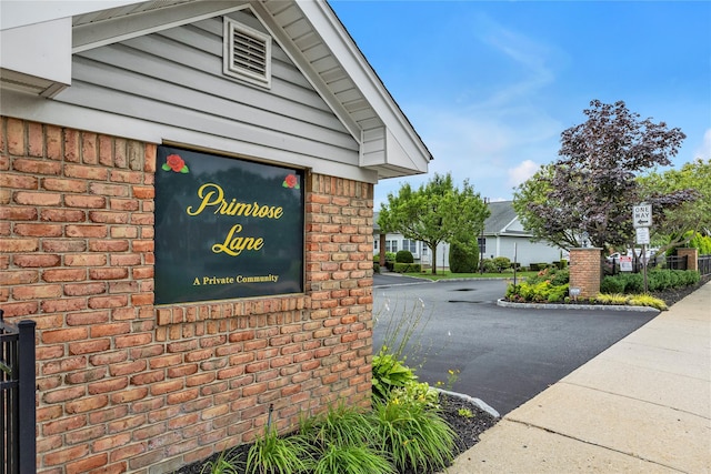 5 Primrose Ln, North Babylon, NY 11703 - view of community sign