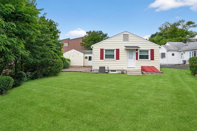 9 Grandview Ave, Middletown, NY 10940 - back of property featuring a yard and entry steps