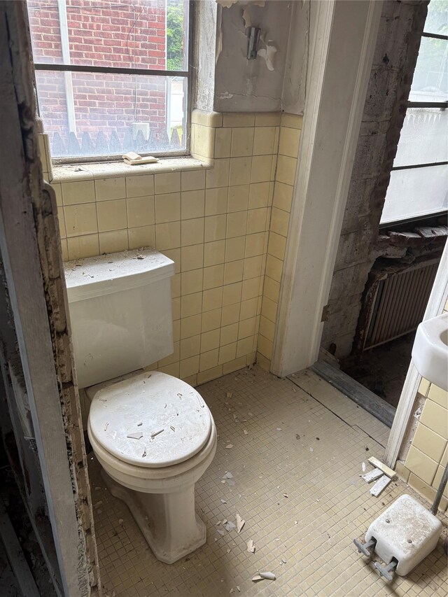 425 W 256th St, Bronx, NY 10471 - bathroom with toilet and tile walls