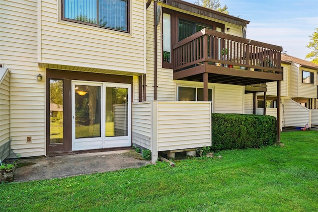 52 Jefferson Oval Unit E, Yorktown Heights, NY 10598 - back of property featuring a lawn