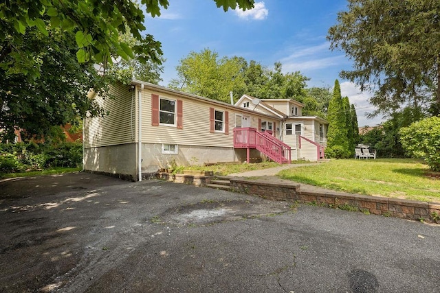 14 Cooper Dr, Nanuet, NY 10954 - view of front facade featuring a front lawn and asphalt driveway