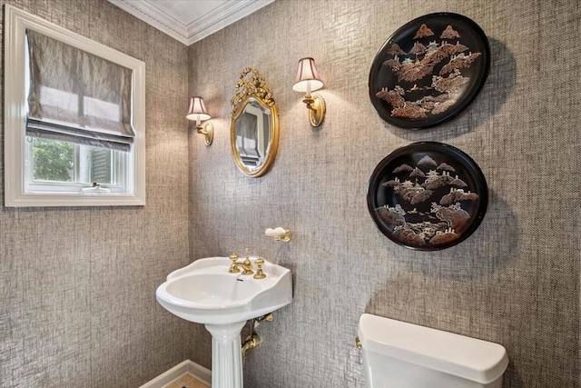 7 Westview Ln, Scarsdale, NY 10583 - bathroom featuring crown molding and toilet