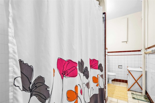 84-51 Beverly Rd Unit 5P, Kew Gardens, NY 11415 - full bath with tile walls, tile patterned flooring, curtained shower, and a wainscoted wall