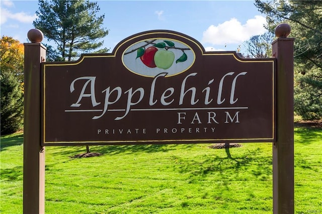 5 Grove Mews, Chappaqua, NY 10514 - community / neighborhood sign with a yard