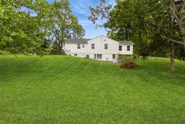 46 Laffin Ln, Poughkeepsie, NY 12603 - rear view of house featuring a yard