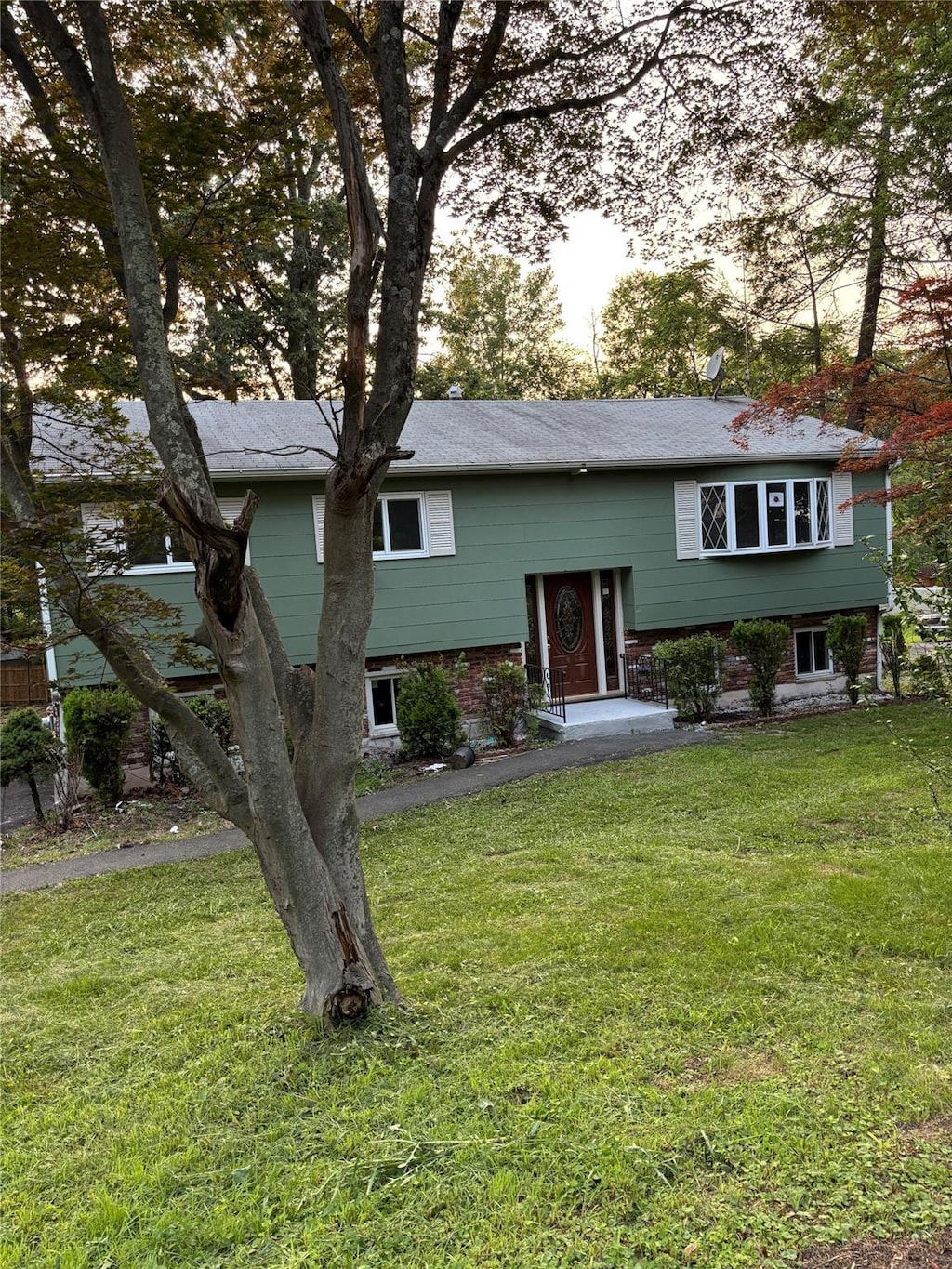 402 Kings Hwy, Valley Cottage, NY 10989 - bi-level home with a front yard