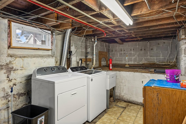 178 Charles St, Lynbrook, NY 11563 - laundry room featuring washer and dryer