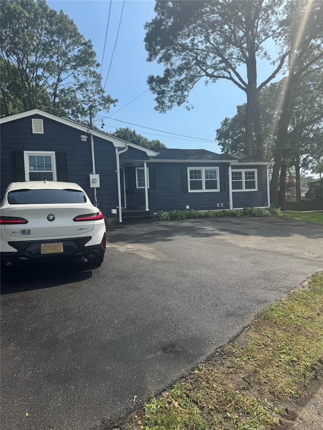 882 Union Blvd, West Islip, NY 11795 - ranch-style house featuring asphalt driveway