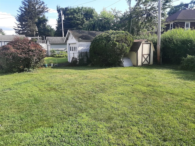 52 Fountain Pl, Poughkeepsie, NY 12603 - view of yard with a shed