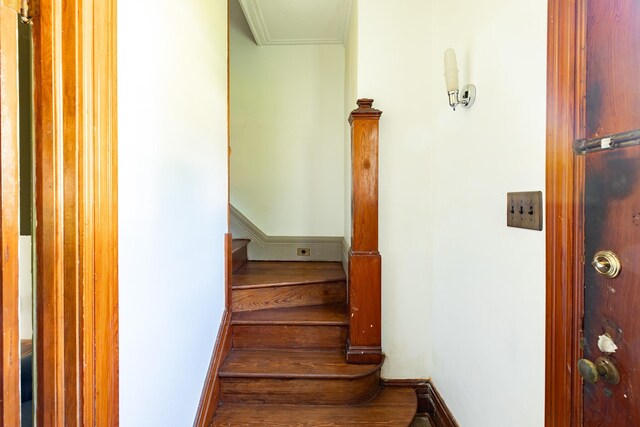 7432 S Broadway, Red Hook, NY 12571 - stairway with ornamental molding