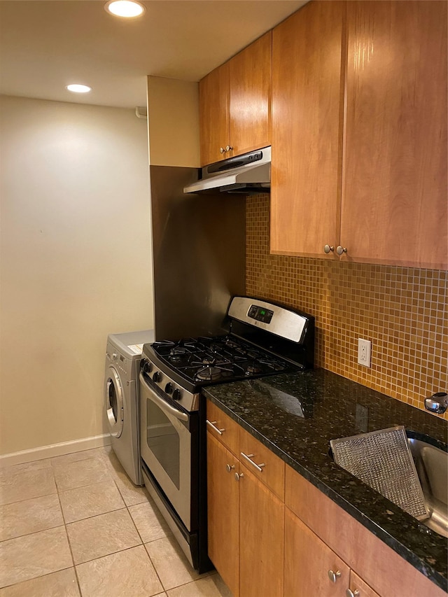 3138 137th St Unit 9B, Flushing, NY 11354 - kitchen with gas range, under cabinet range hood, tasteful backsplash, light tile patterned floors, and dark stone counters