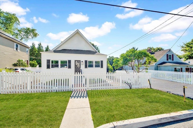 4 Cedar St, Hastings-On-Hudson, NY 10706 - bungalow-style house with a fenced front yard