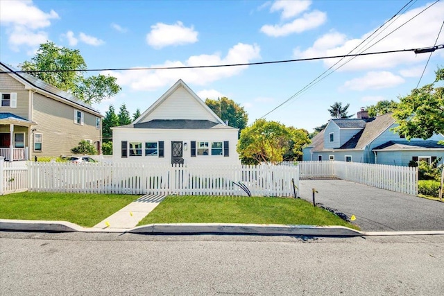 4 Cedar St, Hastings-On-Hudson, NY 10706 - bungalow-style house featuring a fenced front yard