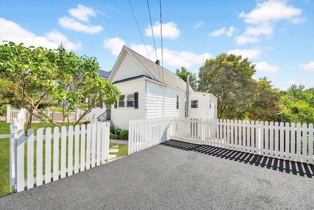 4 Cedar St, Hastings-On-Hudson, NY 10706 - view of front of house with a fenced front yard