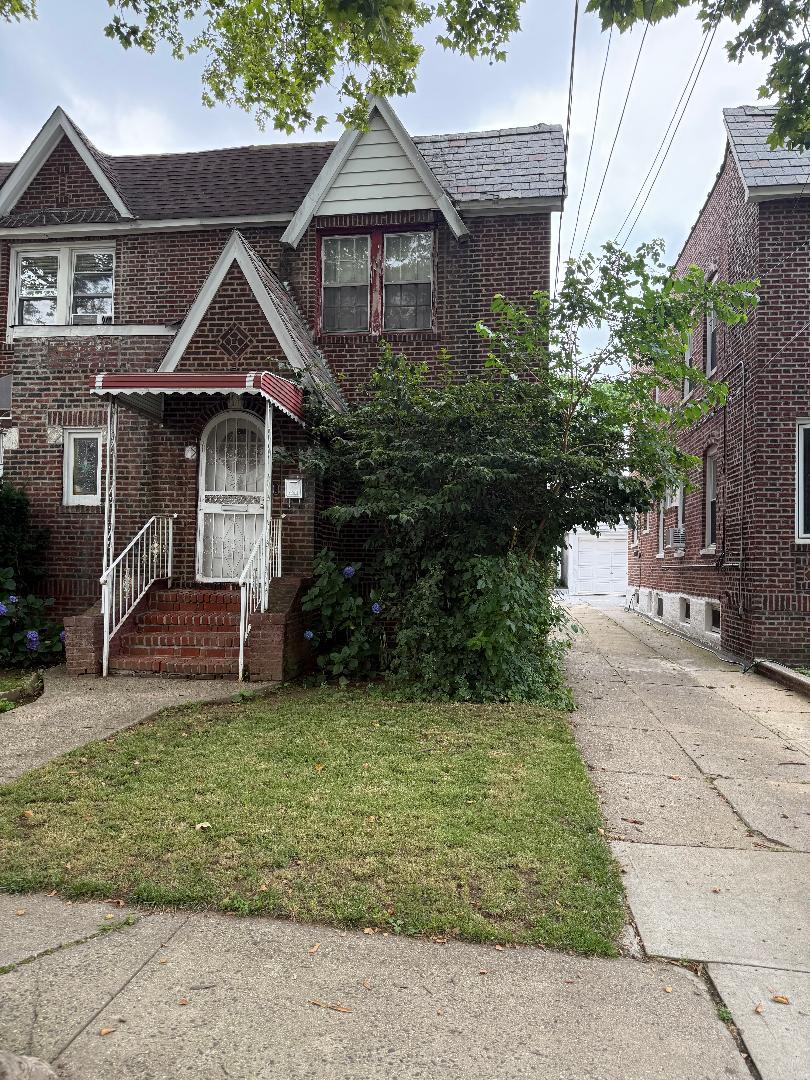 89-09 215th St, Queens Village, NY 11427 - photo 1