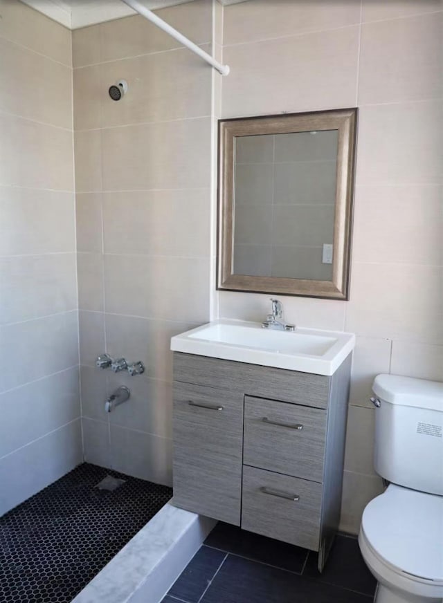 7-12 125th St, College Point, NY 11356 - full bath featuring a tile shower, vanity, tile patterned flooring, and tile walls