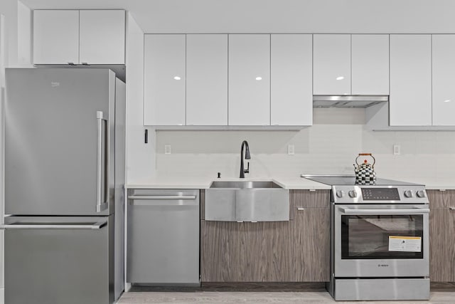 46-40 Vernon Blvd Unit 2B, Long Island City, NY 11101 - kitchen featuring appliances with stainless steel finishes, under cabinet range hood, modern cabinets, and white cabinetry