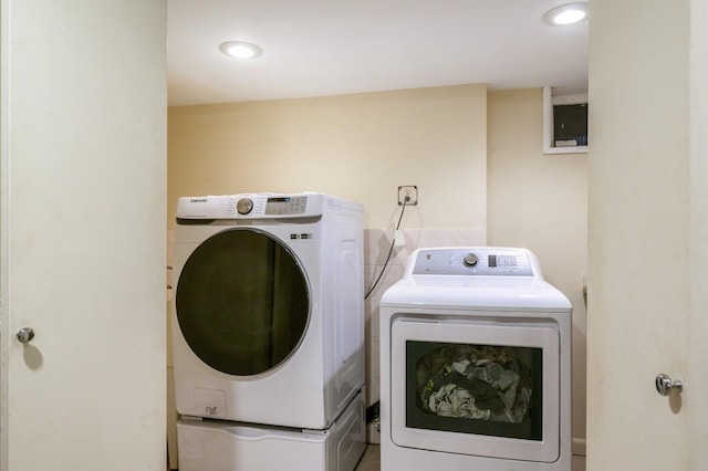 21 Hillvale Rd, Syosset, NY 11791 - laundry area with washing machine and dryer and recessed lighting