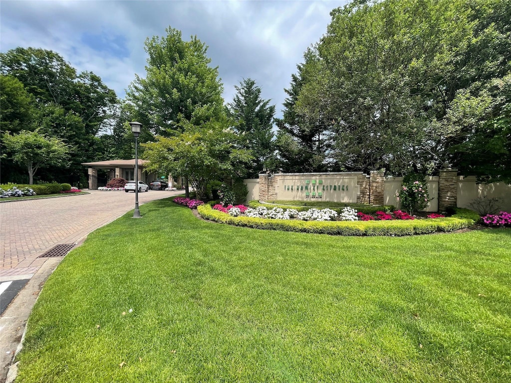 25 Holiday Pond Rd, Jericho, NY 11753 - community / neighborhood sign featuring a yard