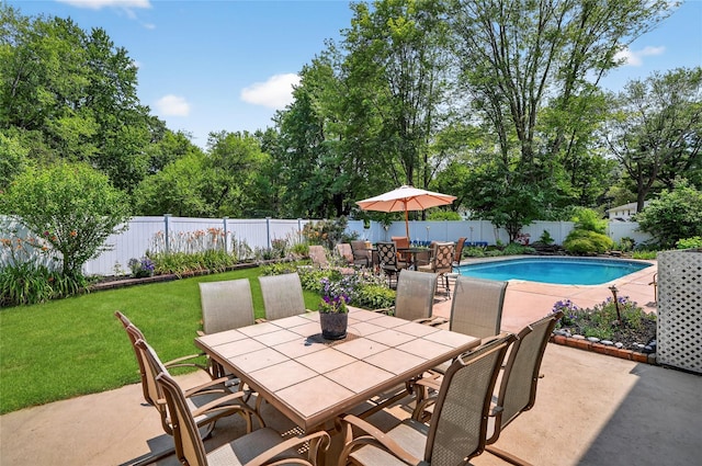 28 Lapin Ln, Blauvelt, NY 10913 - fenced backyard featuring outdoor dining area and a patio area