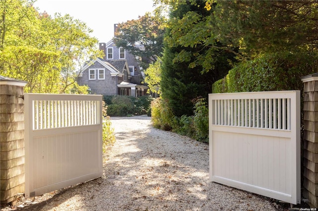 12120 New Suffolk Ave, Cutchogue, NY 11935 - view of gate
