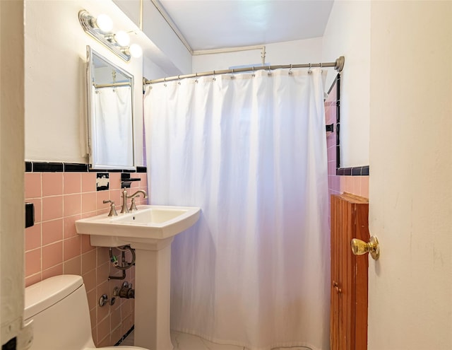144-45 Sanford Ave Unit 6B, Flushing, NY 11355 - full bath featuring tile walls and a shower with shower curtain