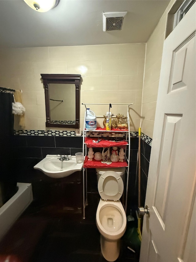 1380 Bristow St, Bronx, NY 10459 - full bathroom featuring tile walls and decorative backsplash