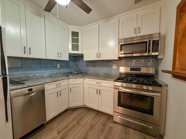 15 Blue Hill Commons, Orangeburg, NY 10962 - kitchen featuring stainless steel appliances, wood finished floors, ceiling fan, and decorative backsplash