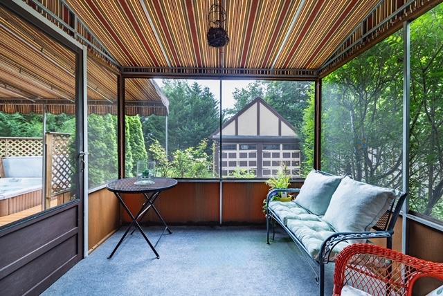 11 Loel Ct, Rockville Centre, NY 11570 - view of sunroom