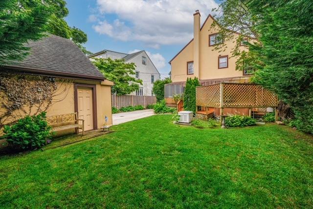11 Loel Ct, Rockville Centre, NY 11570 - view of yard