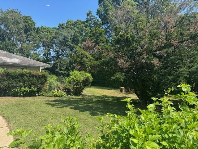 180 Baiting Place Rd, Farmingdale, NY 11735 - view of grassy yard