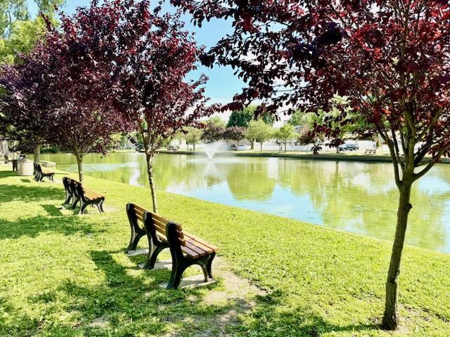 511 N Delaware Ave, Lindenhurst, NY 11757 - surrounding community featuring a water view and a yard