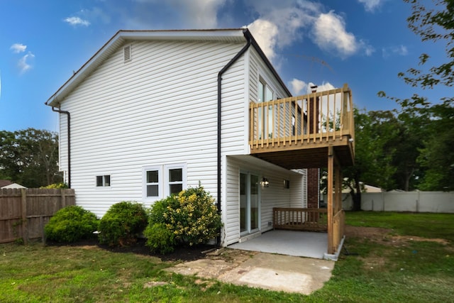 4 S Cardinal Ct, Islip, NY 11706 - rear view of house featuring a wooden deck