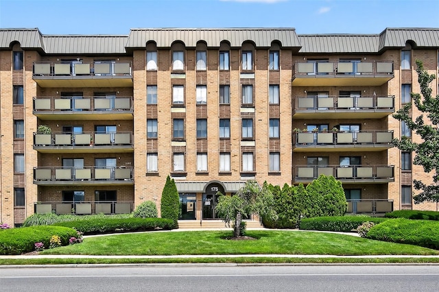 175 Maple Ave Unit 5G, Westbury, NY 11590 - photo 1