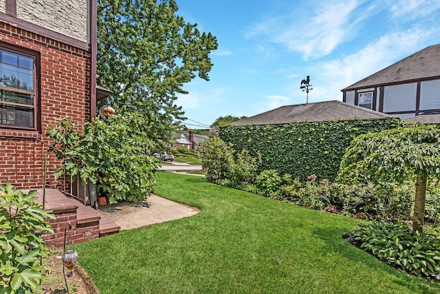 25 Reyam Rd, Lynbrook, NY 11563 - view of green lawn