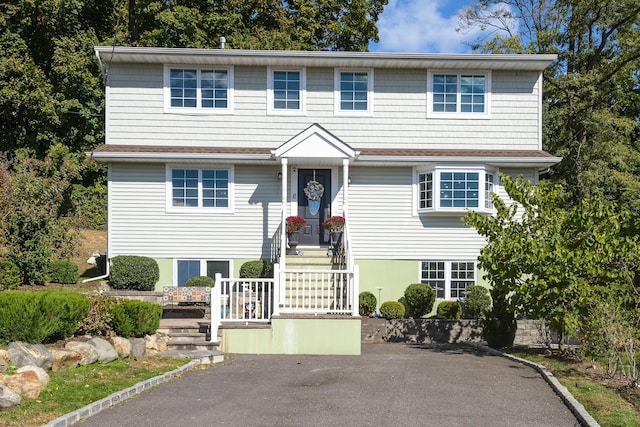 8 Lee Gray Ct, Glen Cove, NY 11542 - photo 1