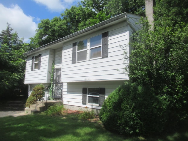 109 Indian Trl, Montgomery, NY 12543 - view of front facade with a front yard