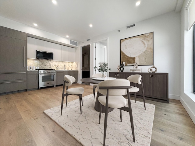 21-31 Shore Blvd Unit 1G, Astoria, NY 11105 - dining area with light wood-style flooring and recessed lighting