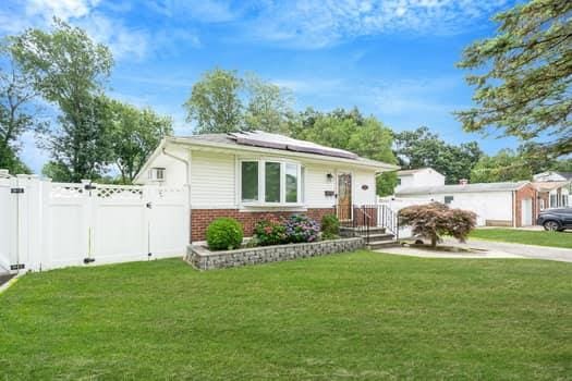 1063 Gridley St, Brentwood, NY 11706 - photo 4