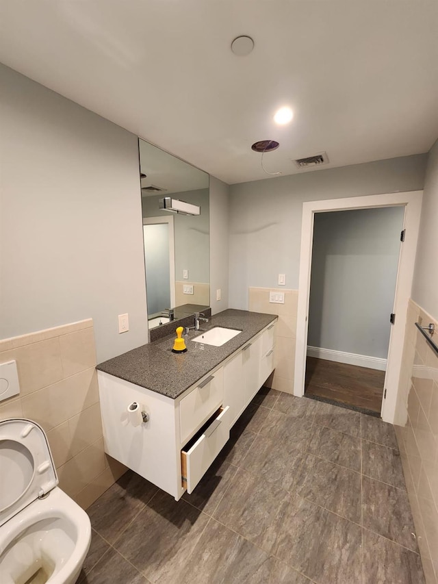 7 E Blvd, East Rockaway, NY 11518 - bathroom with tile walls, vanity, and washer / clothes dryer