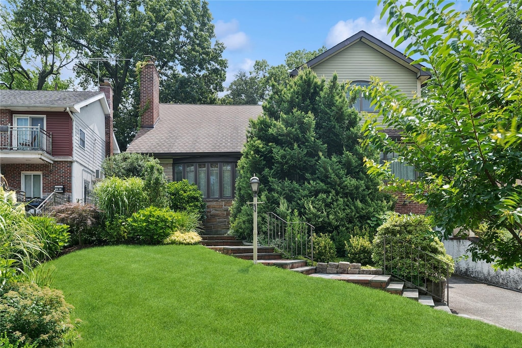 19522 Mclaughlin Ave, Holliswood, NY 11423 - photo 1