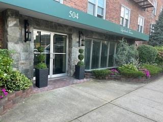 504 Merrick Rd Unit 4A, Lynbrook, NY 11563 - photo 1
