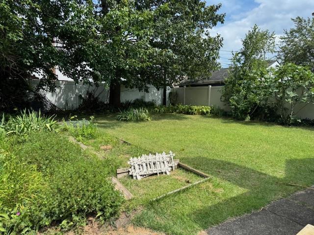 80-27 257th St, Glen Oaks, NY 11004 - photo 12